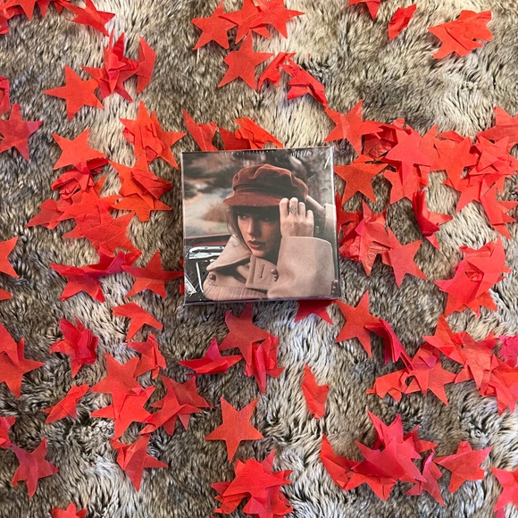 TAYLOR SWIFT RED LIMITED EDITION CAPITAL ONE PROMO BUNDLE- TOTE, MUGS, P… - Picture 5 of 5